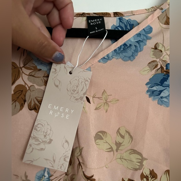 Last chance! 
Cold shoulder light pink top - Picture 3 of 7